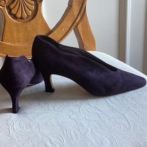 Studio Paola Italian made dark plum suede 2.5 inch heels Size 7B